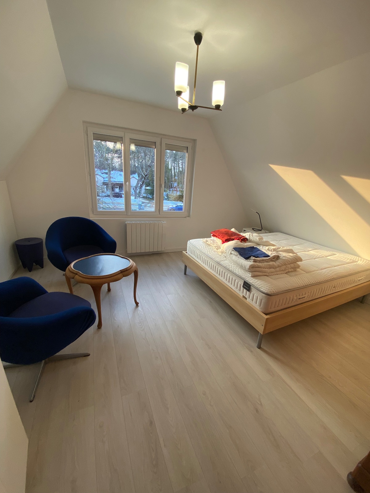 chumba cha kulala cha ghorofa ya kwanza kilicho na kitanda cha watu wawili, kifua na makabati mapana ya kabati, karibu matandiko mapya yenye ubora