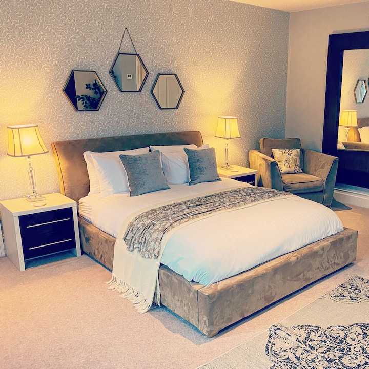 Master bedroom with en-suite (king bed)