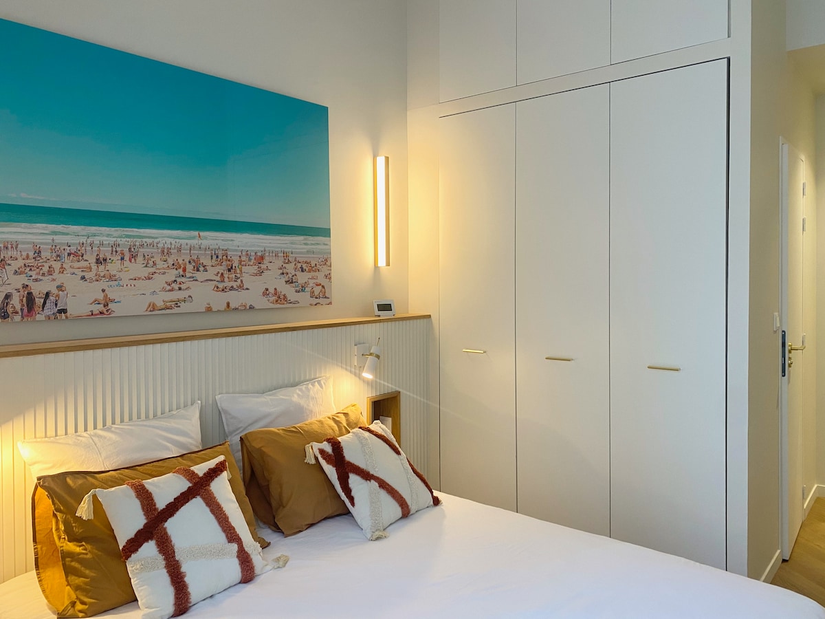 Dhomë gjumi dhe dollap i hapur