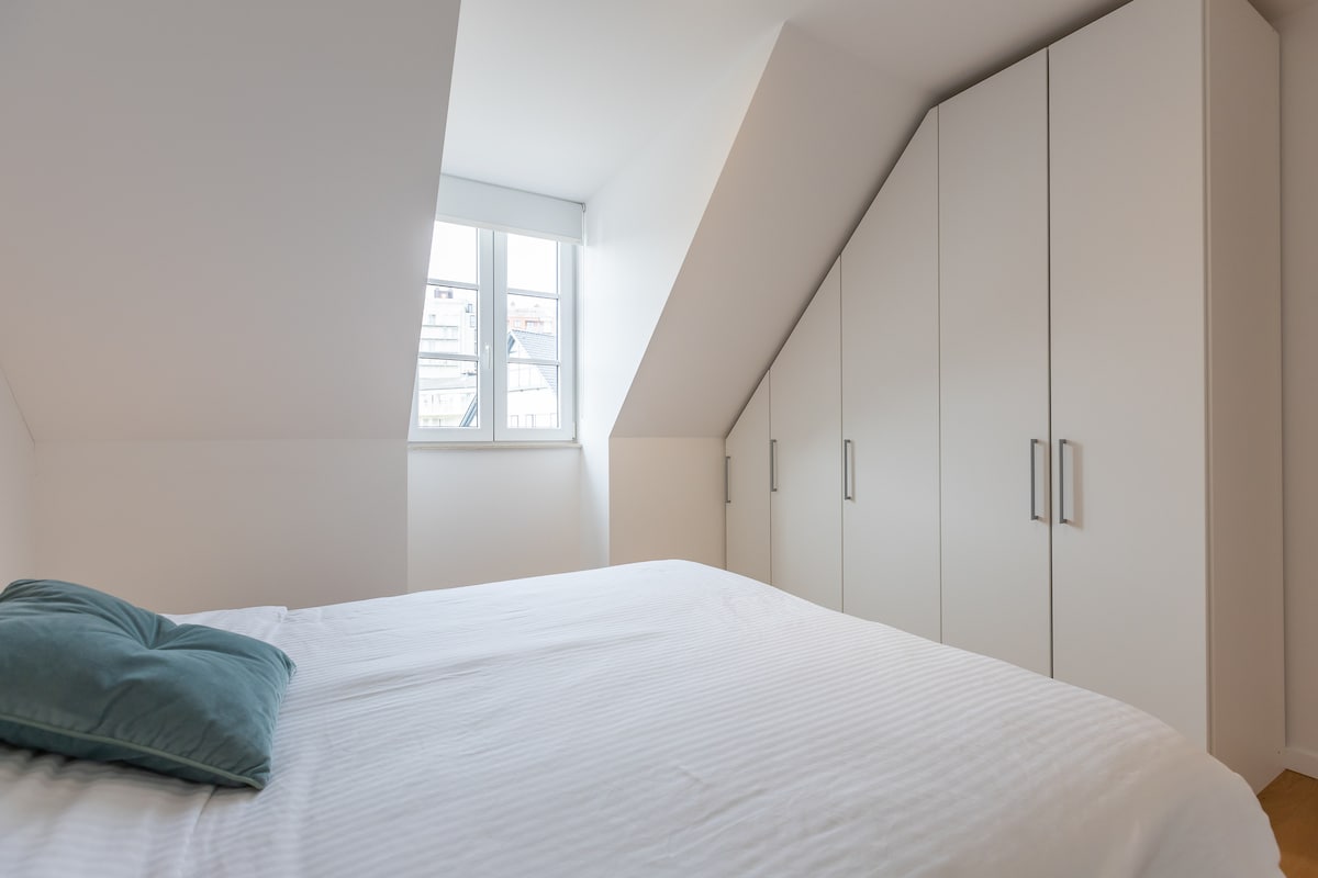 غرفة 3 بسرير مزدوج وخزانة ملابس وطاولات بجانب السرير