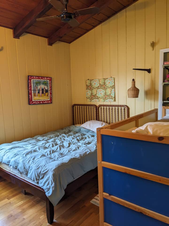 Srednja spavaća soba (bračni krevet (160x200) i bračni krevet na kat)