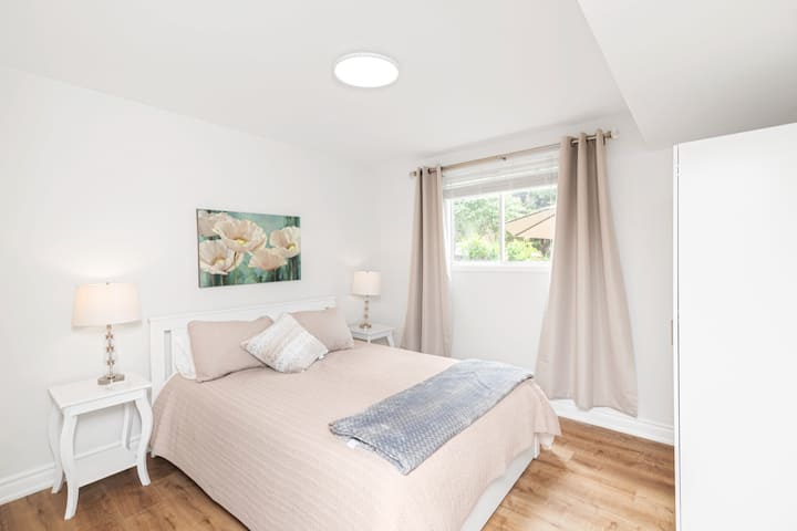 Pohodlná manželská posteľ v spálni s výhľadom do záhrady zlepší váš pobyt. 