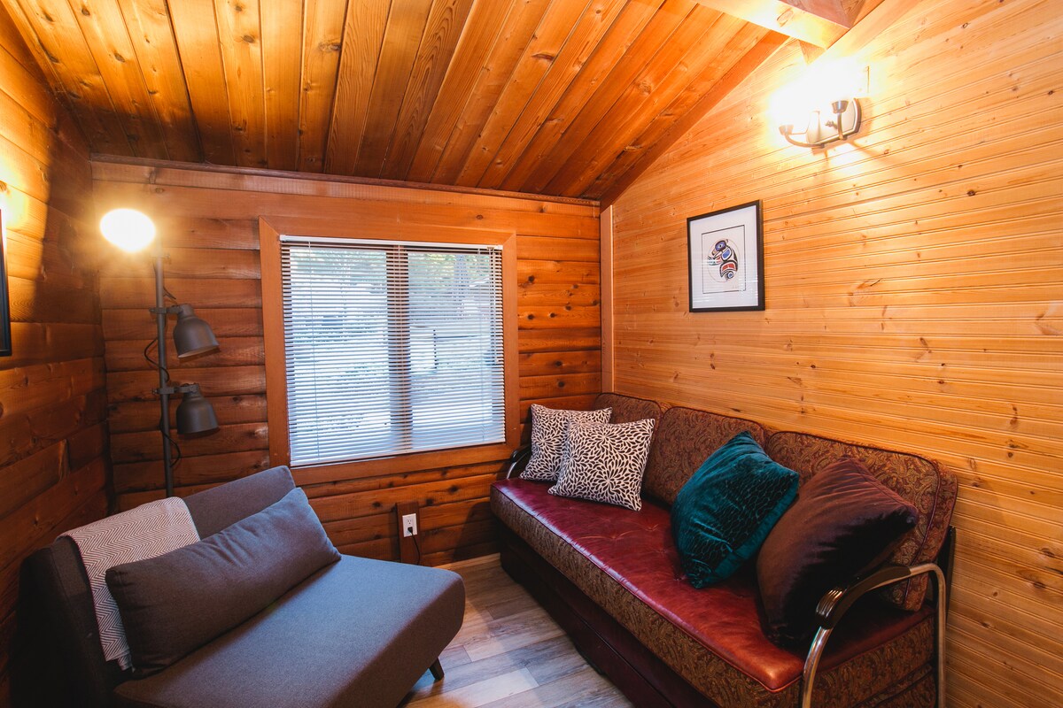 Sala con sofá cama tamaño queen + cama loft individual