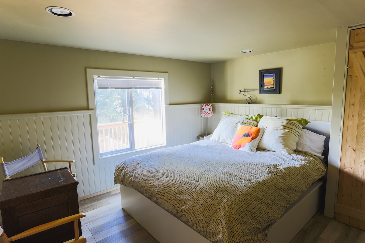 Dormitorio con cama queen