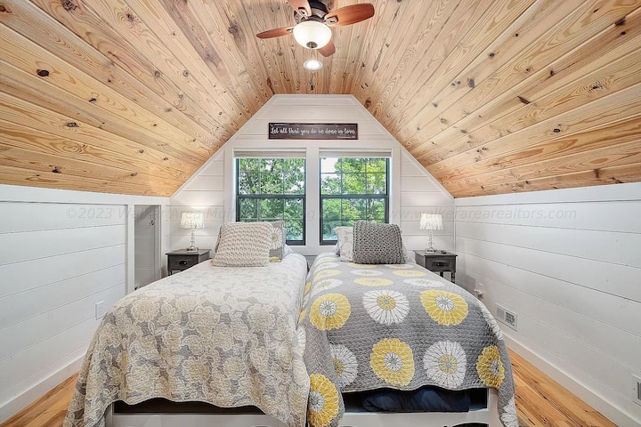 Втора спална соба со два единечни кревета и паметен телевизор