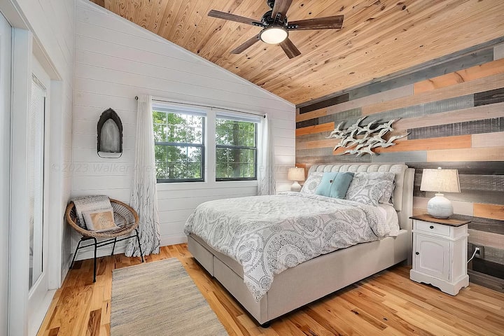 Главен апартман со брачен кревет (широк 150-179 см), паметен телевизор и целосна сопствена бања