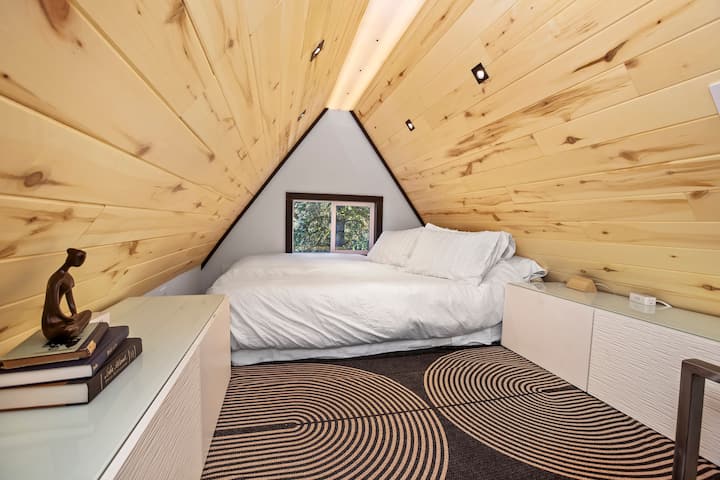 Nearly 30ft from the ground below, the bedroom window lets in lots of fresh air when needed and provides a cozy spot to watch the stars on a clear night. It’s quite an experience laying in a luxurious bed, while being up at tree hight!