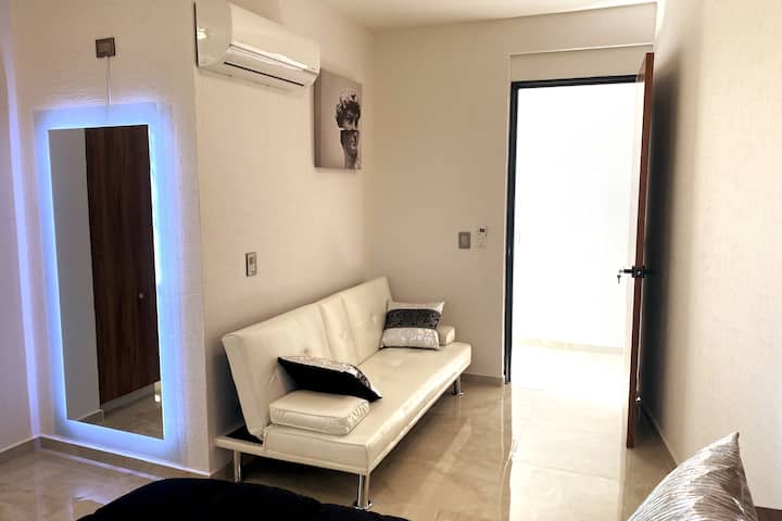 De grote kamer heeft 2 slaapbanken en een queensize zise bed