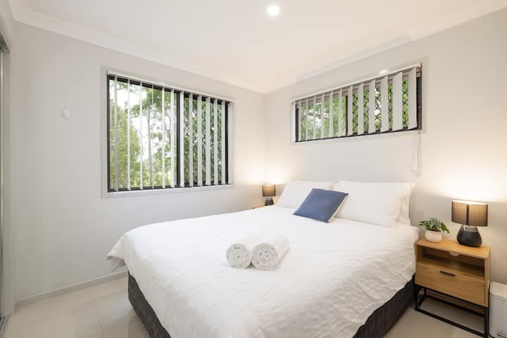 חדר השינה המרווח מציע מיטת קווין סייז, חדר ארונות בשפע ושידות ליד המיטה עם מנורות קריאה. העיצוב המרגיע והמינימליסטי הופך אותו למקום מפלט מושלם אחרי יום ארוך של סיור או עבודה, כדי להבטיח שהשהייה שלכם תהיה נוחה ככל האפשר.