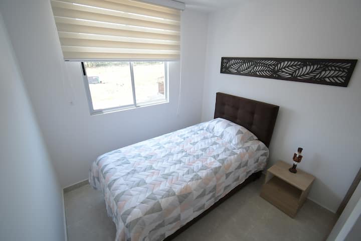 Alcoba ndihmëse me ndriçim dhe ajrosje të shkëlqyer, me një krevat tek dhe një fole që mund të shpaloset për të akomoduar një person tjetër.