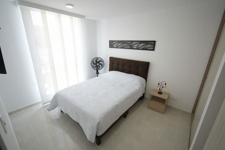 Alcoba kryesore me ndriçim të shkëlqyer, për dy persona, me televizor, dollap dhe banjë private.