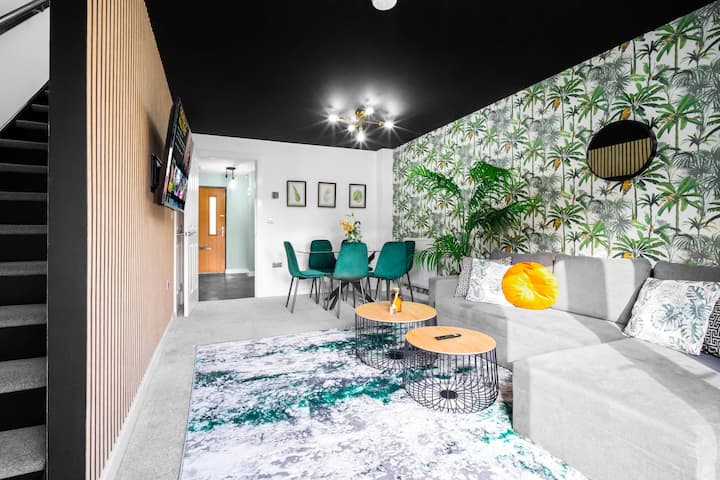 Manchester 2 Bed House - Sleeps 7 - Free Parking - Manchester