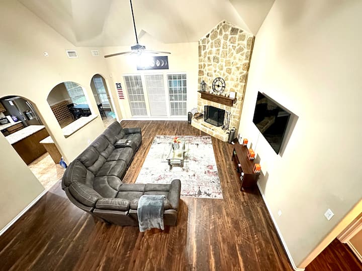 Spacious 6 Bedroom Home With Hot Tub/pool! - Arlington, TX