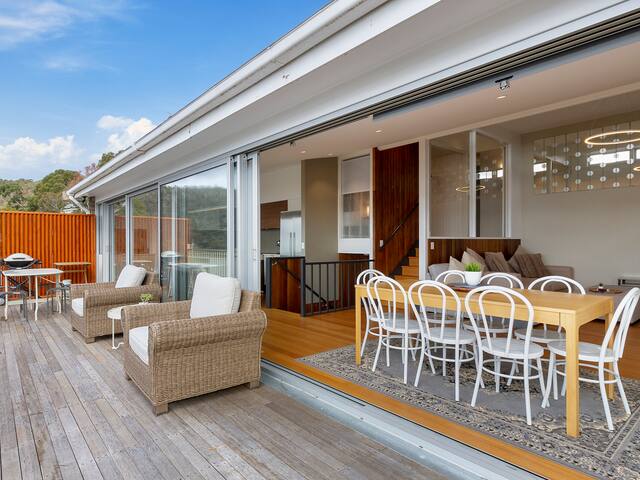 Spectacular Views – 2 Bedrooms – Free Parking gallery image 4