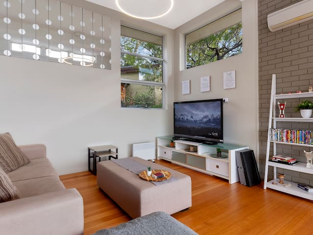 Spectacular Views – 2 Bedrooms – Free Parking gallery image 5