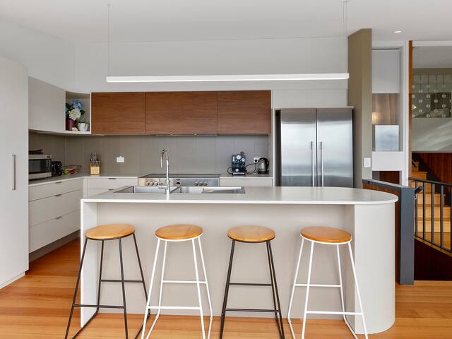 Spectacular Views – 2 Bedrooms – Free Parking gallery image 2