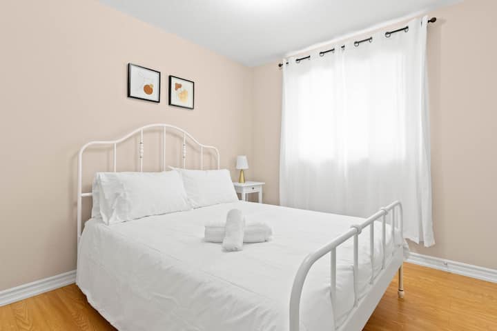 Собата има удобен брачен кревет (широк 150-179 см), совршен за мирен ноќен сон и е надополнета со доволно природна светлина која создава светла и привлечна атмосфера.