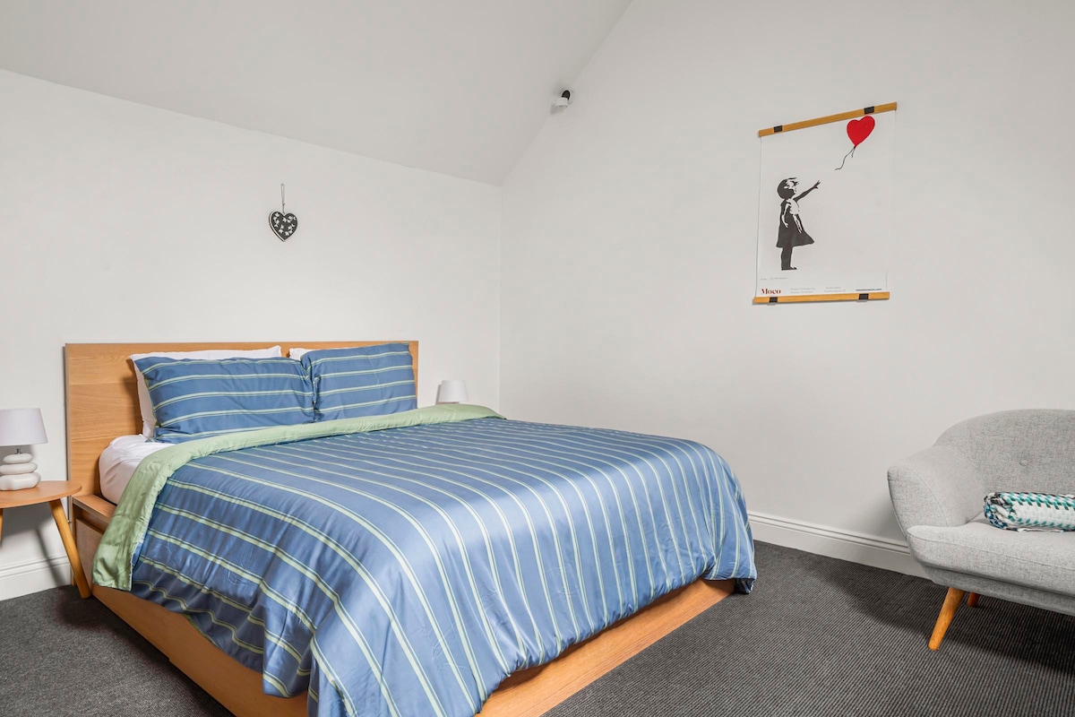 Ngjit shkallët në katin e 3-të është dhoma ime e tretë e gjumit që ka një krevat dopio "queen".