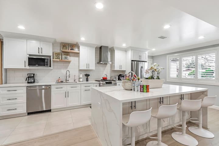 A cozy, newer house Santa Clara, centrally located