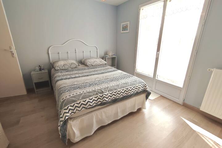 Piso térreo: quarto 1 (13m2) com cama de casal grande 140x200