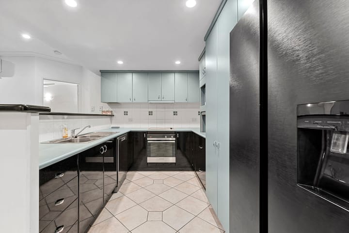 Stylish Palm Cove Escape With Modern Amenities - Palm Cove