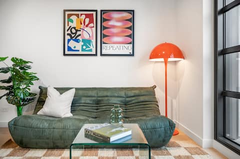Popular Airbnb listing: Art Deco Retreat - Hot Tub|Parking in Collingwood