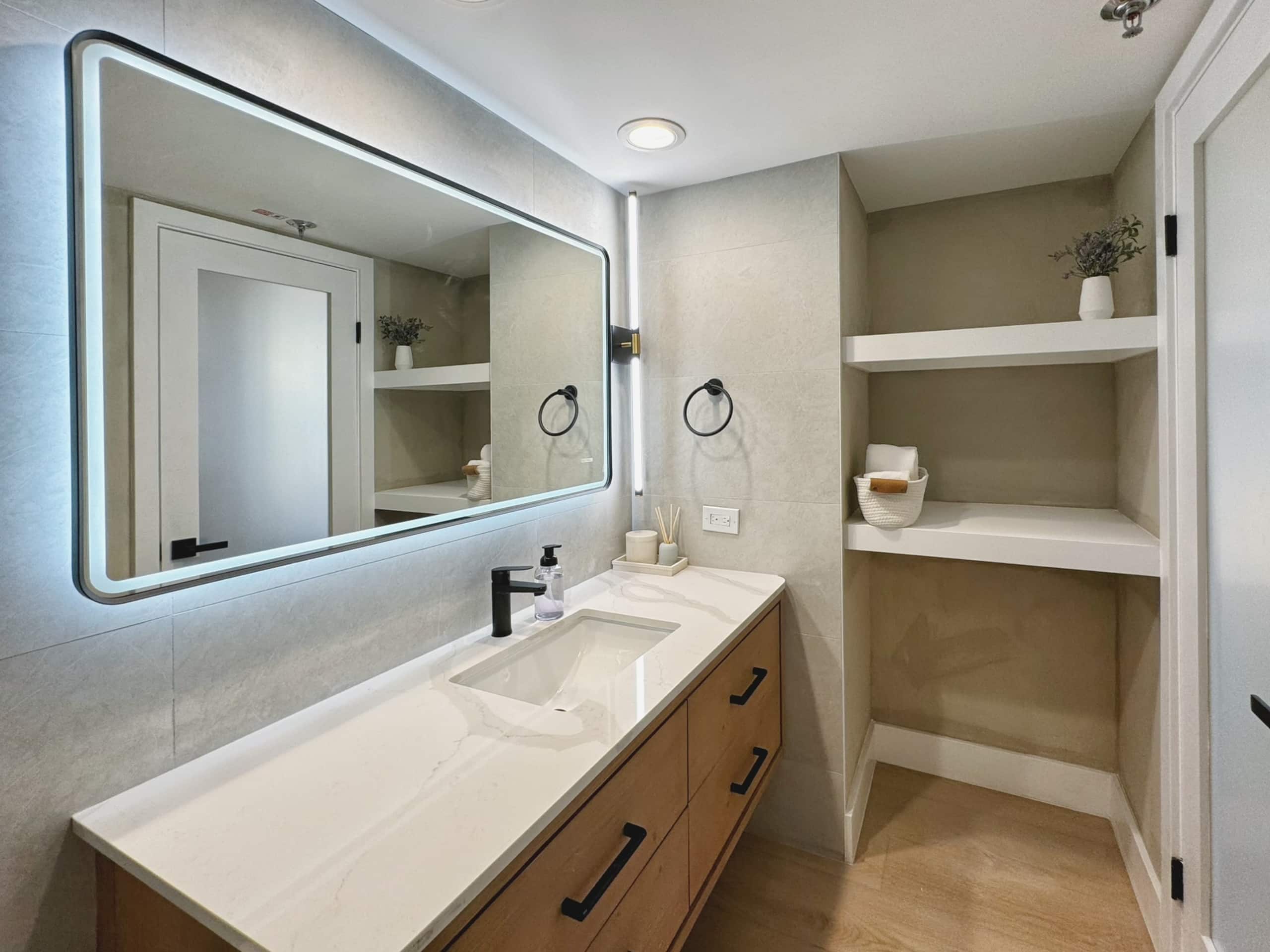 *Close to Beach Modern 1BR in Waikiki w/Parking* - Image 38