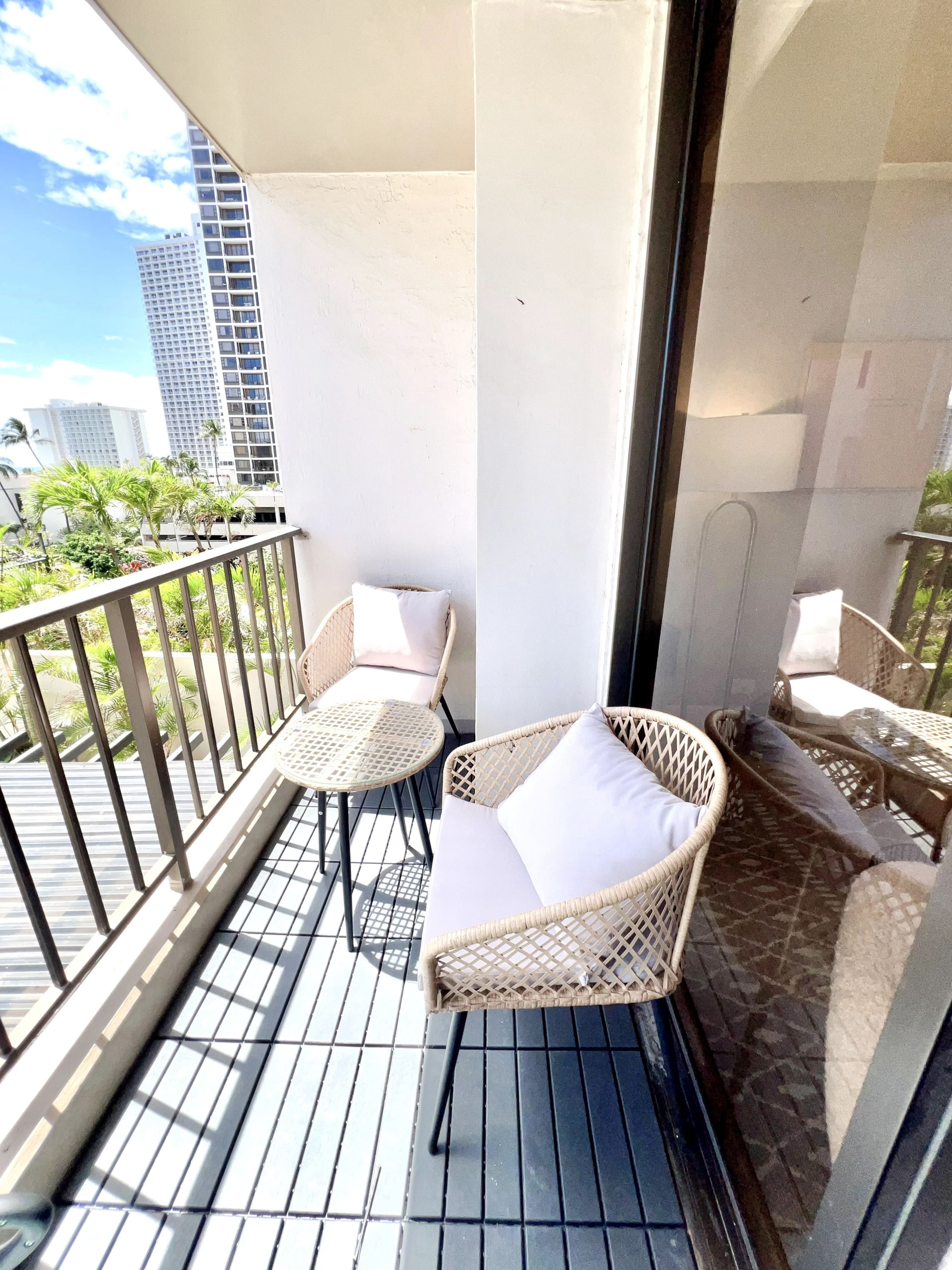 *Close to Beach Modern 1BR in Waikiki w/Parking* - Image 40