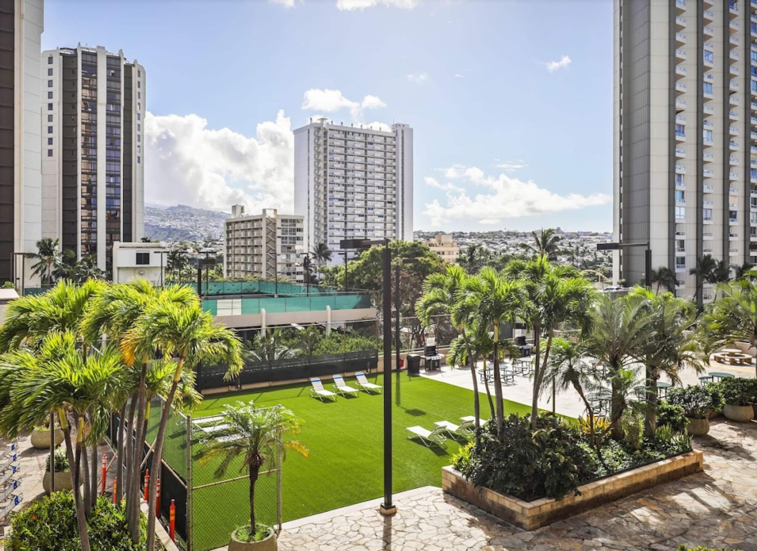 *Close to Beach Modern 1BR in Waikiki w/Parking* - Image 45