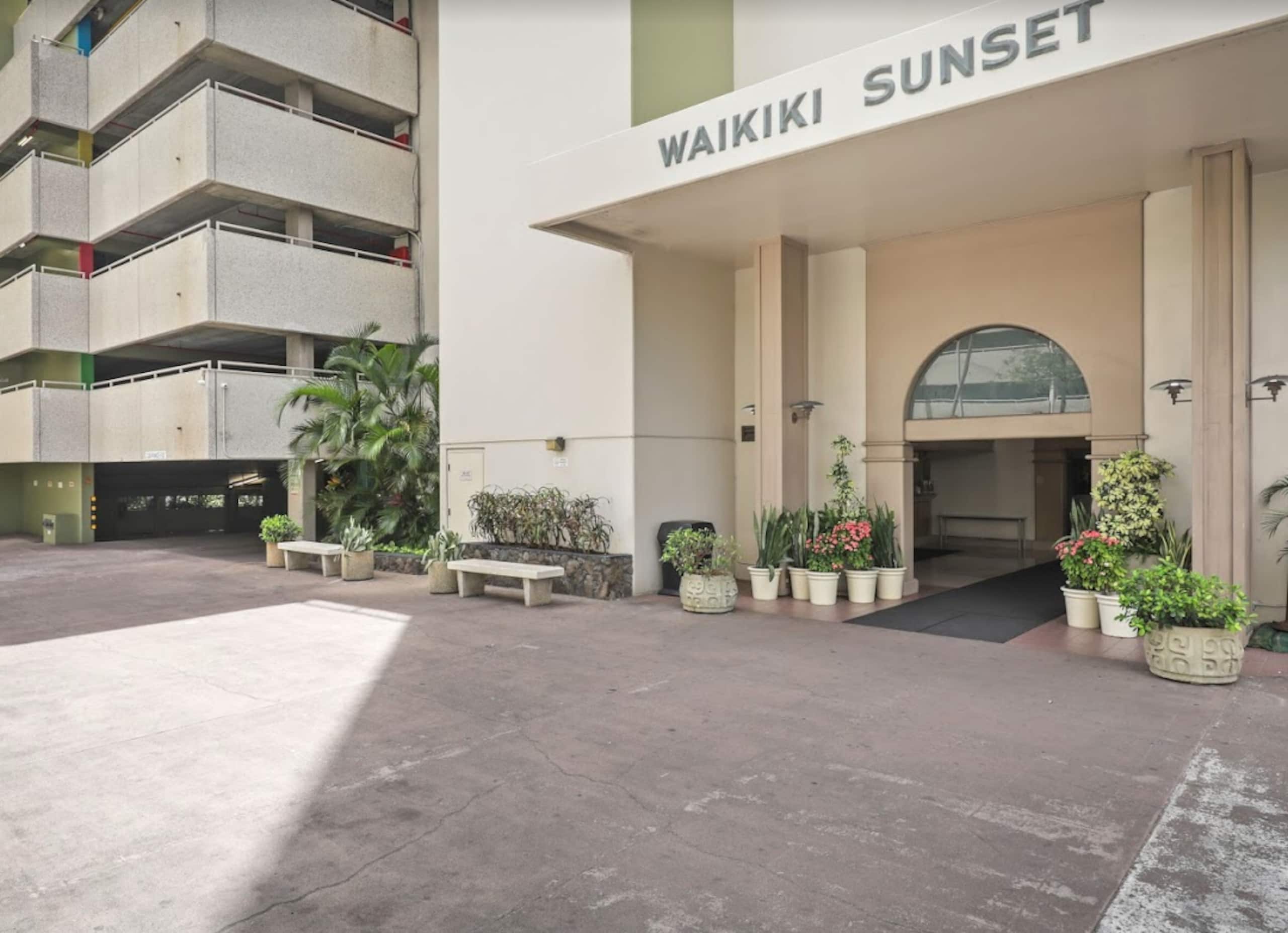 *Close to Beach Modern 1BR in Waikiki w/Parking* - Image 44