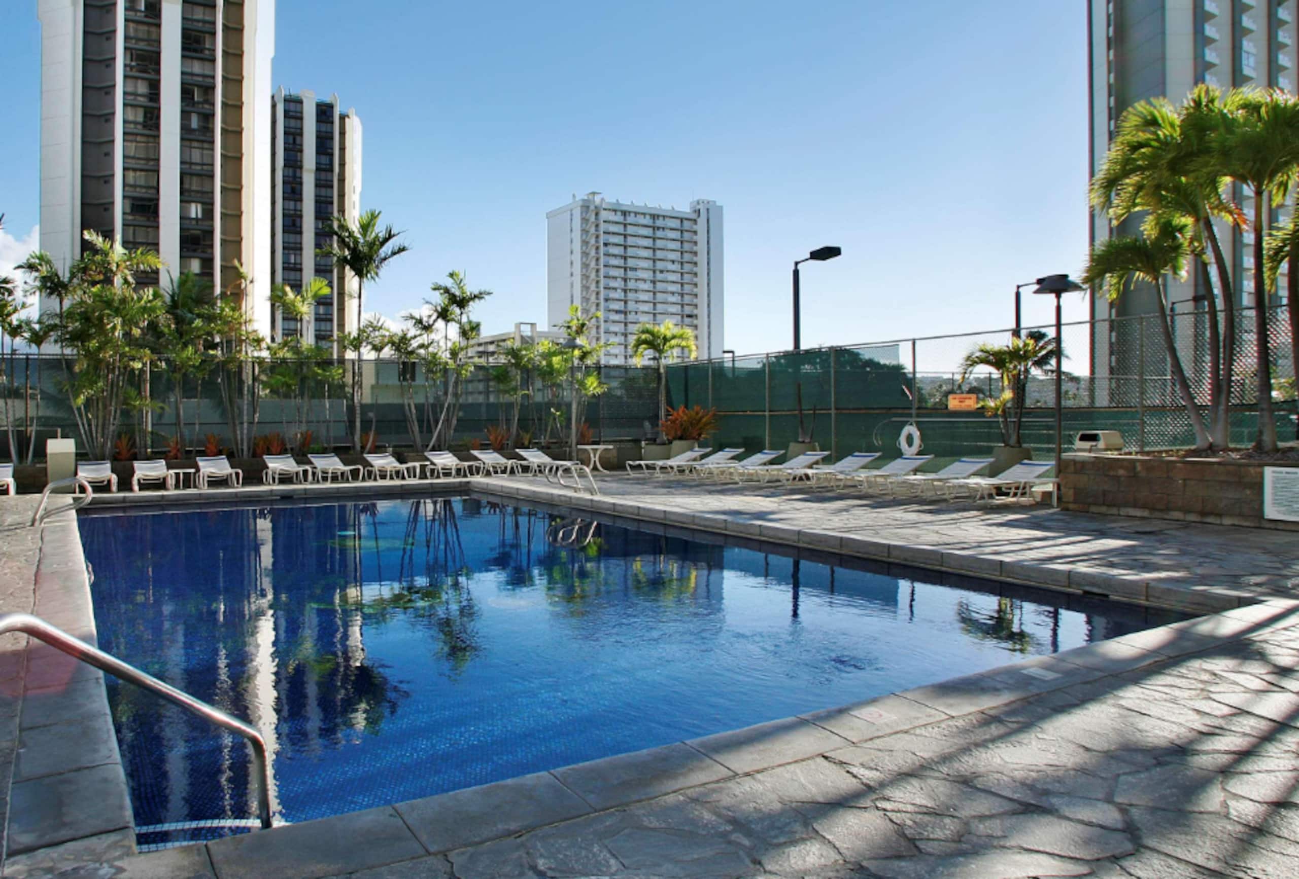 *Close to Beach Modern 1BR in Waikiki w/Parking* - Image 48