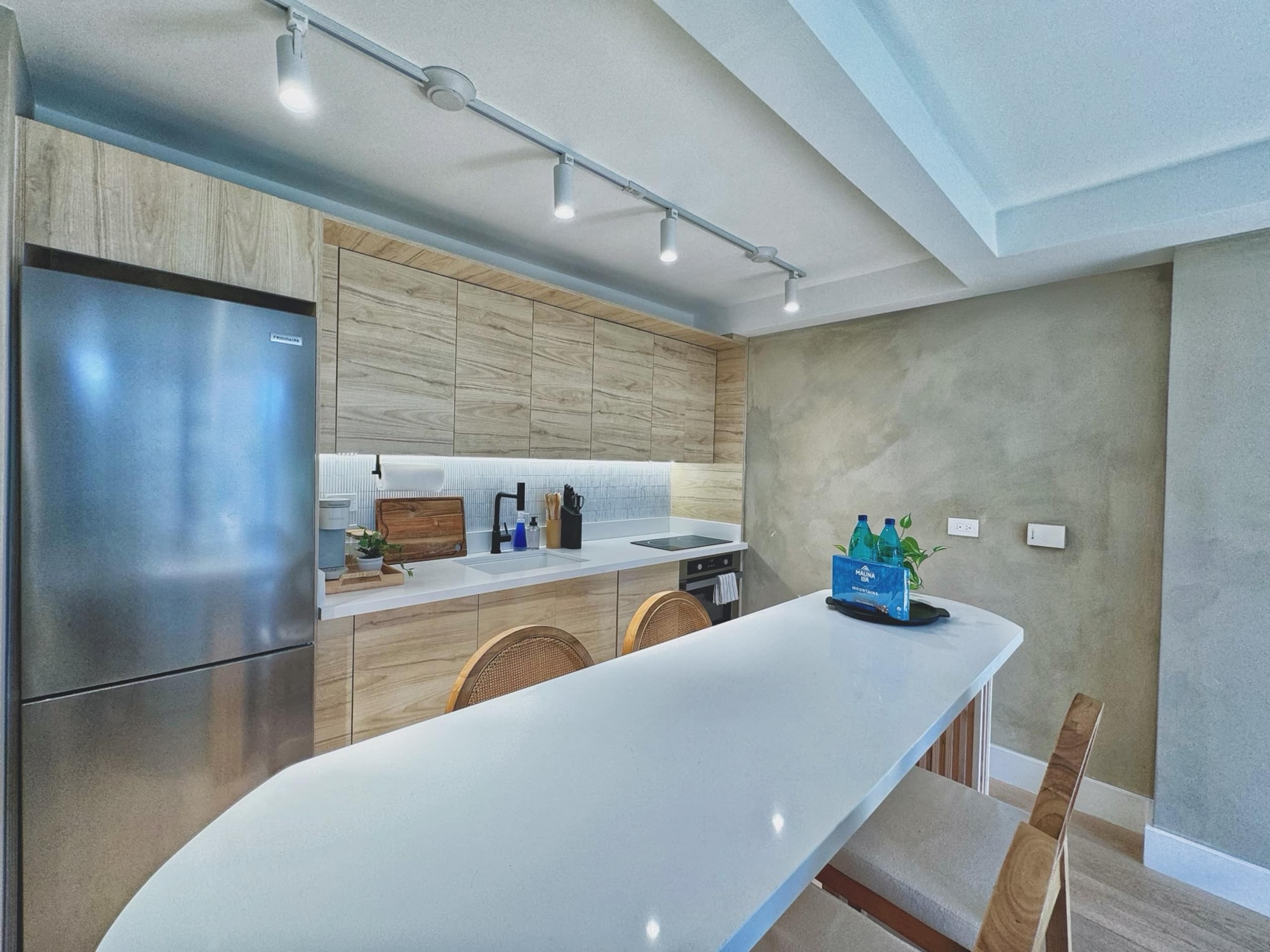 *Close to Beach Modern 1BR in Waikiki w/Parking* - Image 22