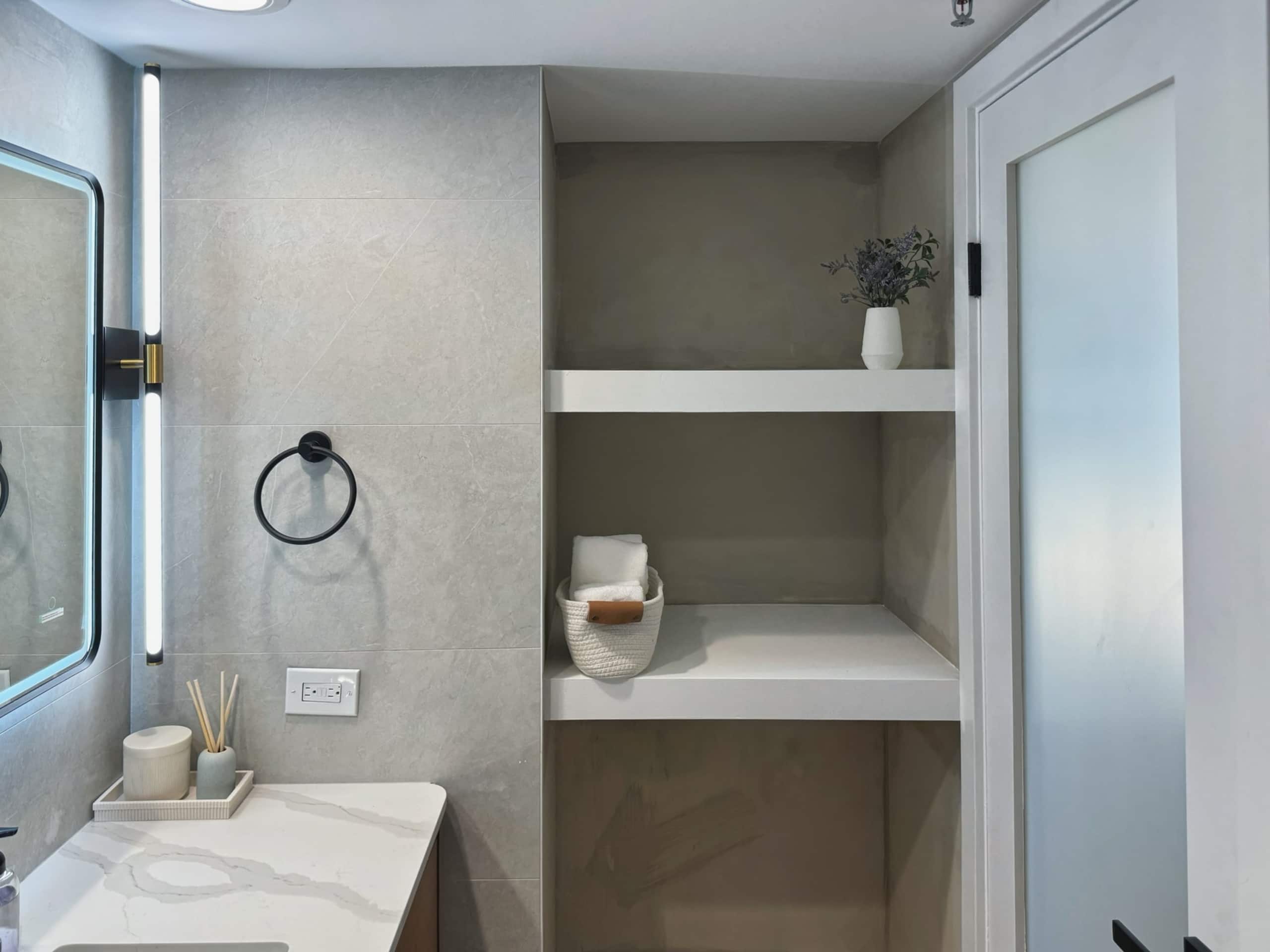 *Close to Beach Modern 1BR in Waikiki w/Parking* - Image 36