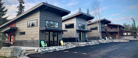 Luxury Cabins by Whitefish Golf Course (Sleeps 24)