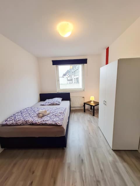 Leistungsstarkes Airbnb: Mechanic's apartment mill in Duisburg