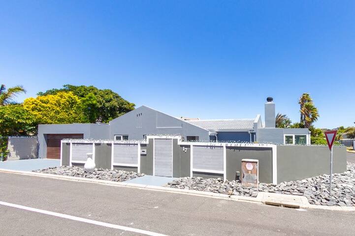 Family Home in West Beach, Blouberg gallery image 2