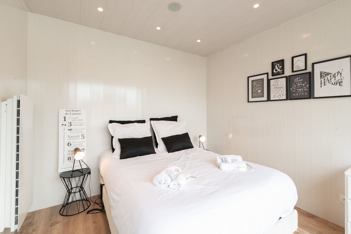 Bedroom on the ground floor, offering a small sea view (bed 140x200cms)