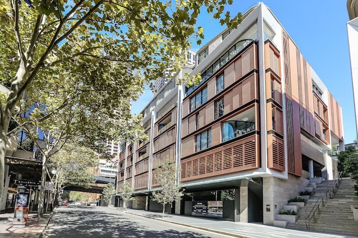 R3| Next to 4 Season Hotel The Rocks 1 Parking