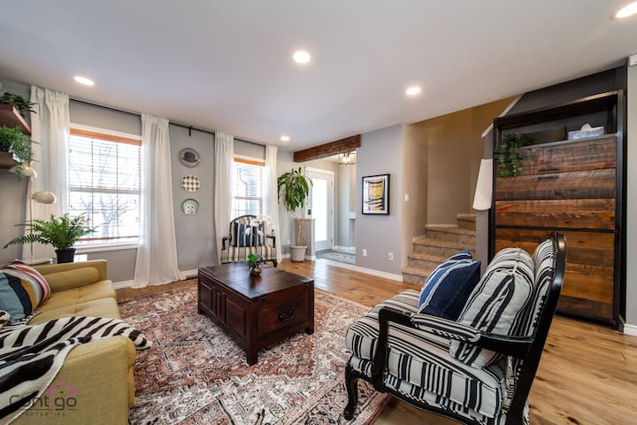 Stylish Euro Vibes Home | Gym | Ac | Yard | Office - Canada