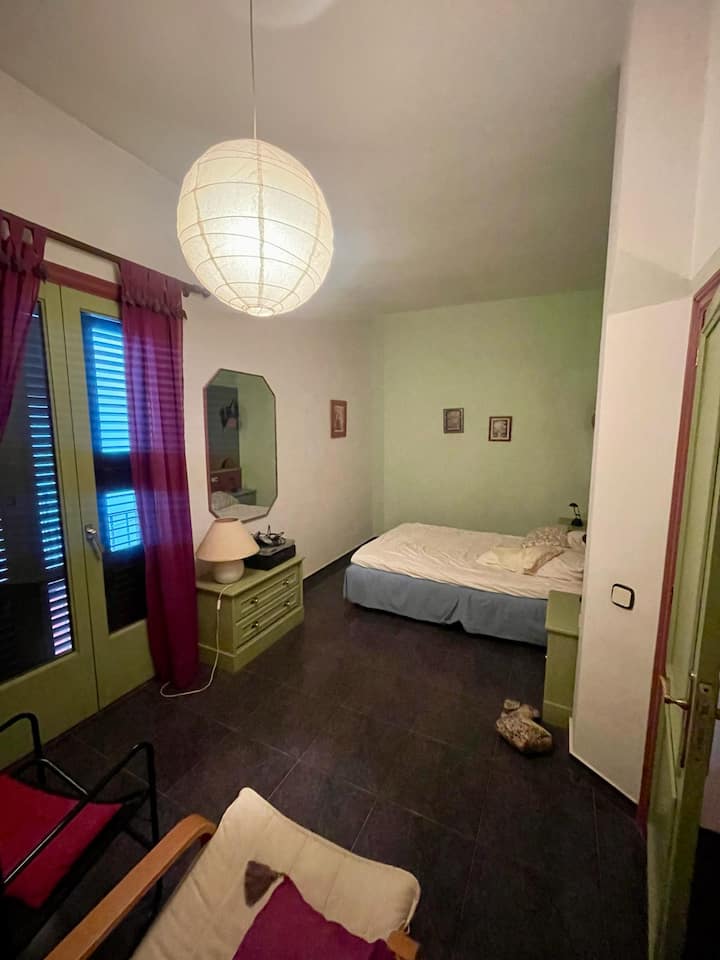 Hlavná spálňa: manželská posteľ, malá komoda, nočný stolík, kreslo, stolička, ventilátor, 2 veľké zrkadlá.