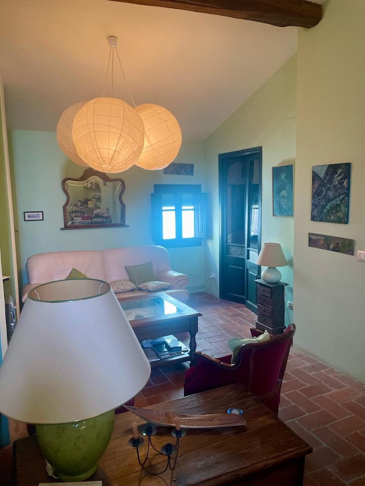 Dvojpodlažná obývacia izba s 3 miestami na sedenie, veľkým konferenčným stolíkom, dvoma starožitnými kreslami, zrkadlom, kufrom, dvoma lampami a malým nábytkom s 3 zásuvkami.