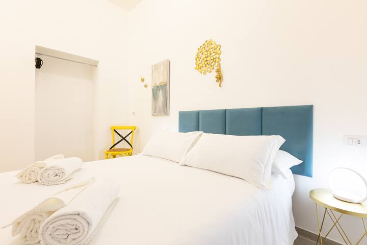 Trastevere Exclusive Three Bedroom Apartment gallery image 2