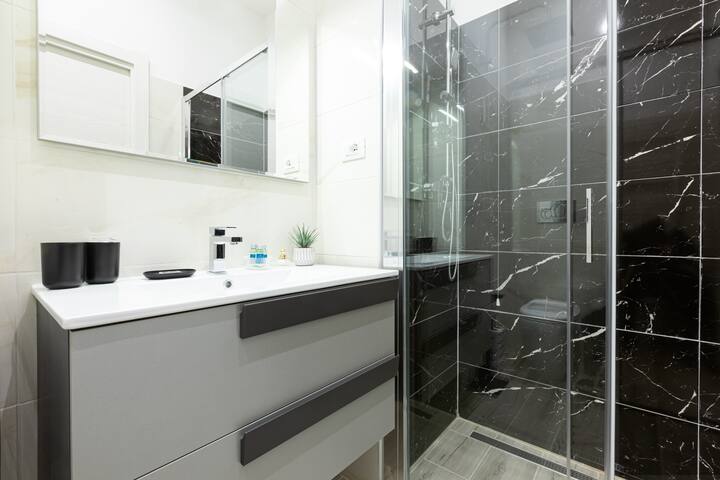 Trastevere Exclusive Three Bedroom Apartment gallery image 5