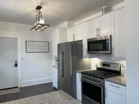 Modern Lower Apt - One block to the Lake