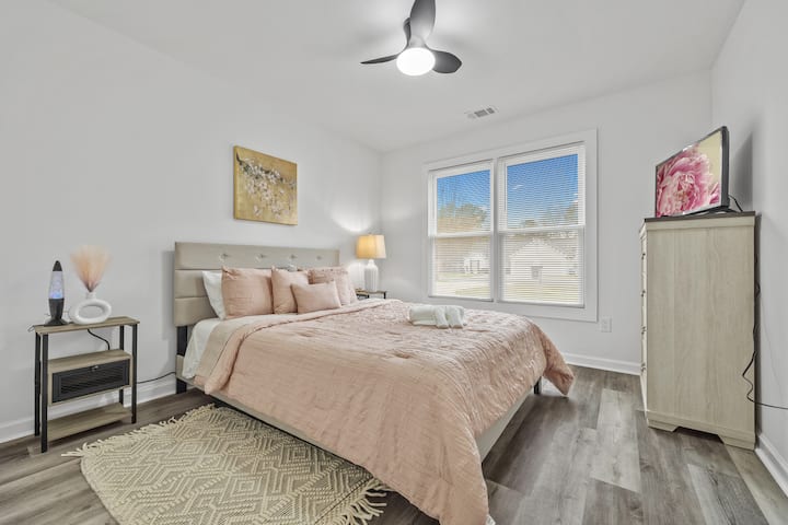 Third bedroom complete with a Queen-sized bed 