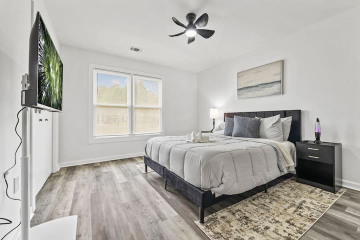 Second bedroom complete with a Queen-sized bed 