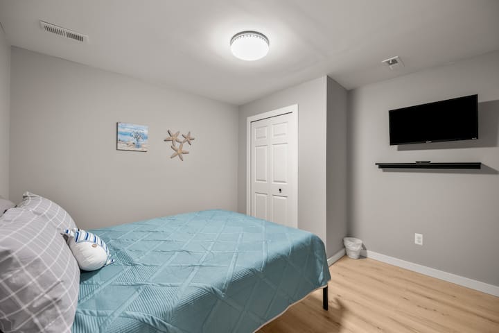 ห้องนอน #2 เตียงควีนไซส์พร้อมทีวี Roku ชั้นวางกระเป๋าและตู้เสื้อผ้า