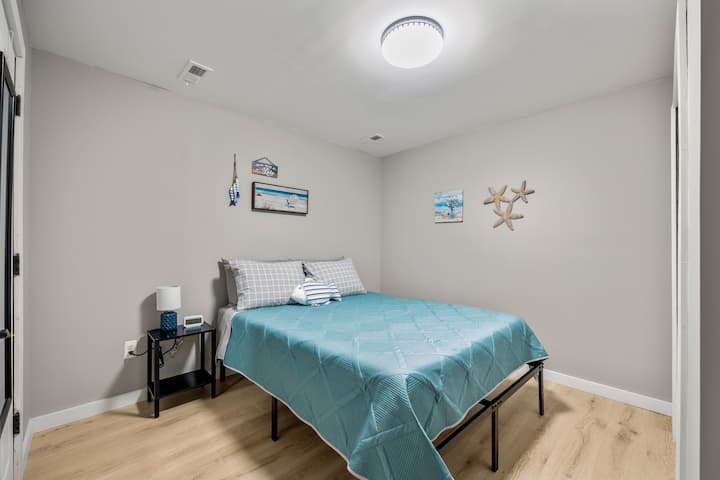 ห้องนอน #1 เตียงควีนไซส์พร้อมทีวี Roku ที่วางกระเป๋าเดินทางและตู้เสื้อผ้า