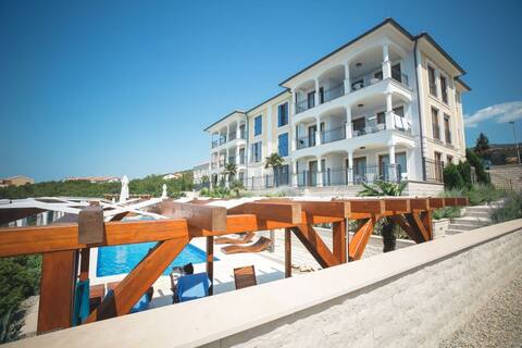 Beachfront apartment with pool, beautiful view