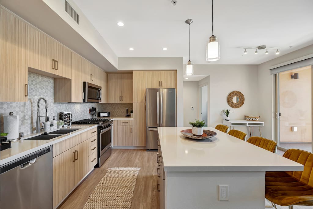Airbnb BRAND NEW! Modern & Clean 2Br APT! w/ Pool & Gym